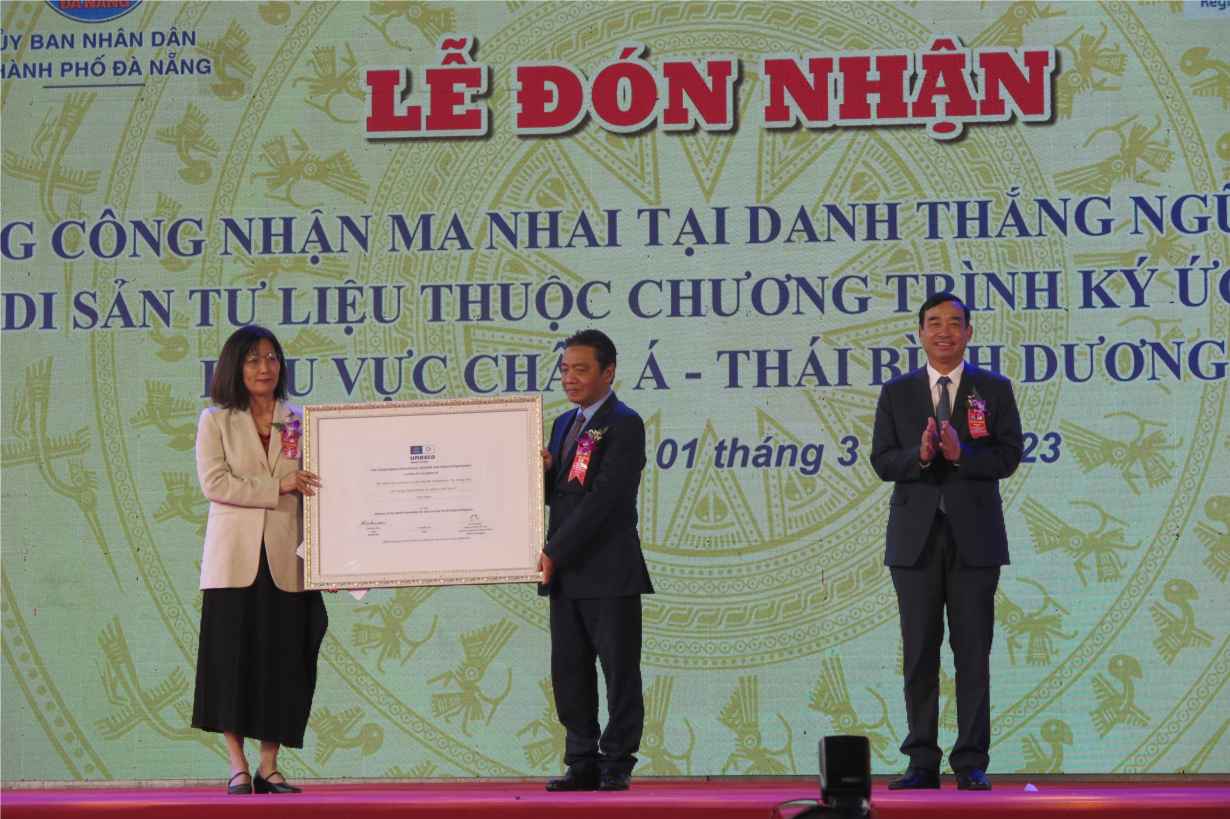 Đón nhận bằng công nhận ma nhai( văn tự khắc trực tiếp lên vách đá) Ngũ Hành Sơn là Di sản tư liệu thuộc chương trình Ký ức thế giới (1/3/2023)